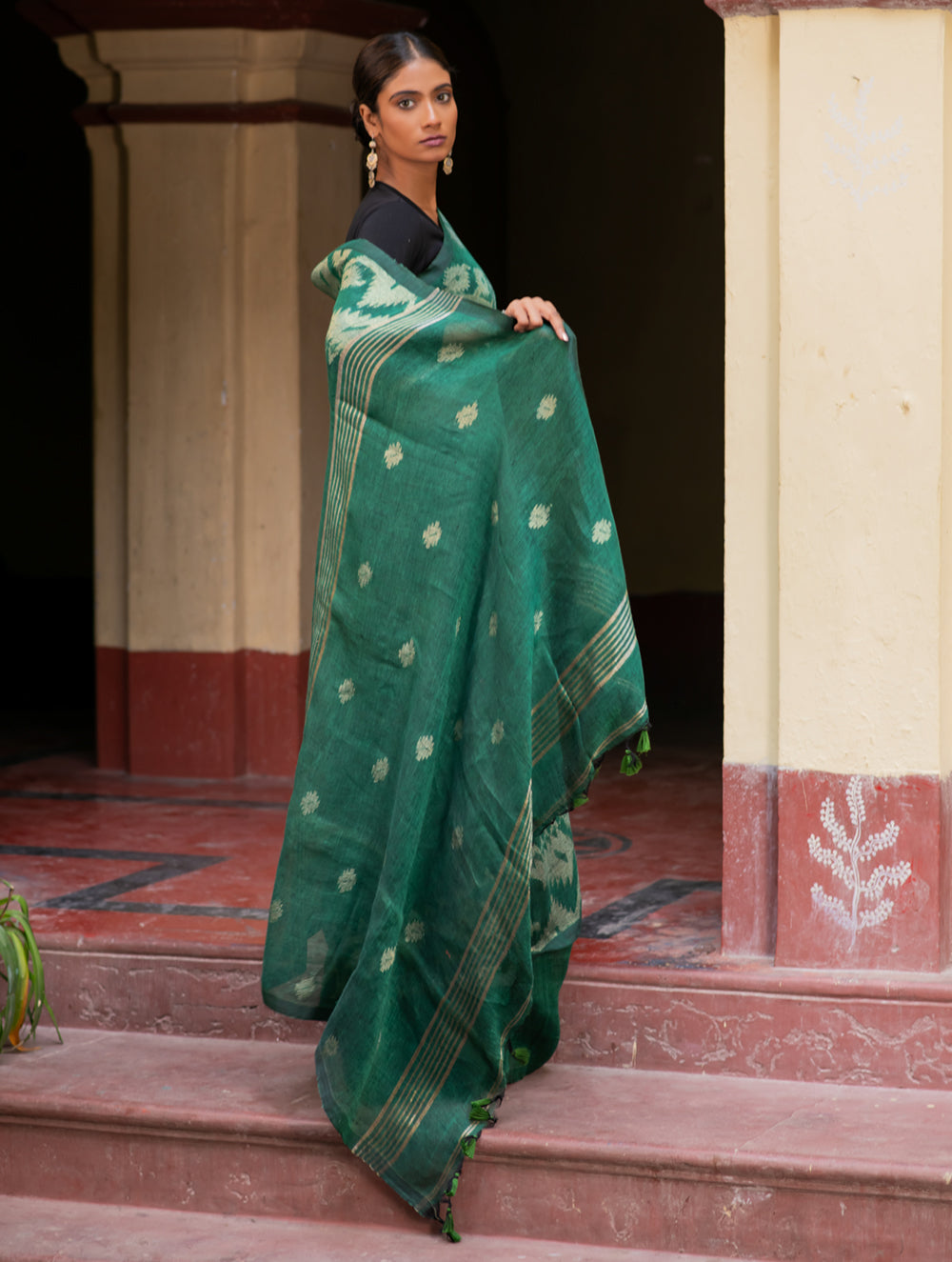 Handwoven Elegance. Exclusive Linen Jamdani Saree - Emerald Beauty
