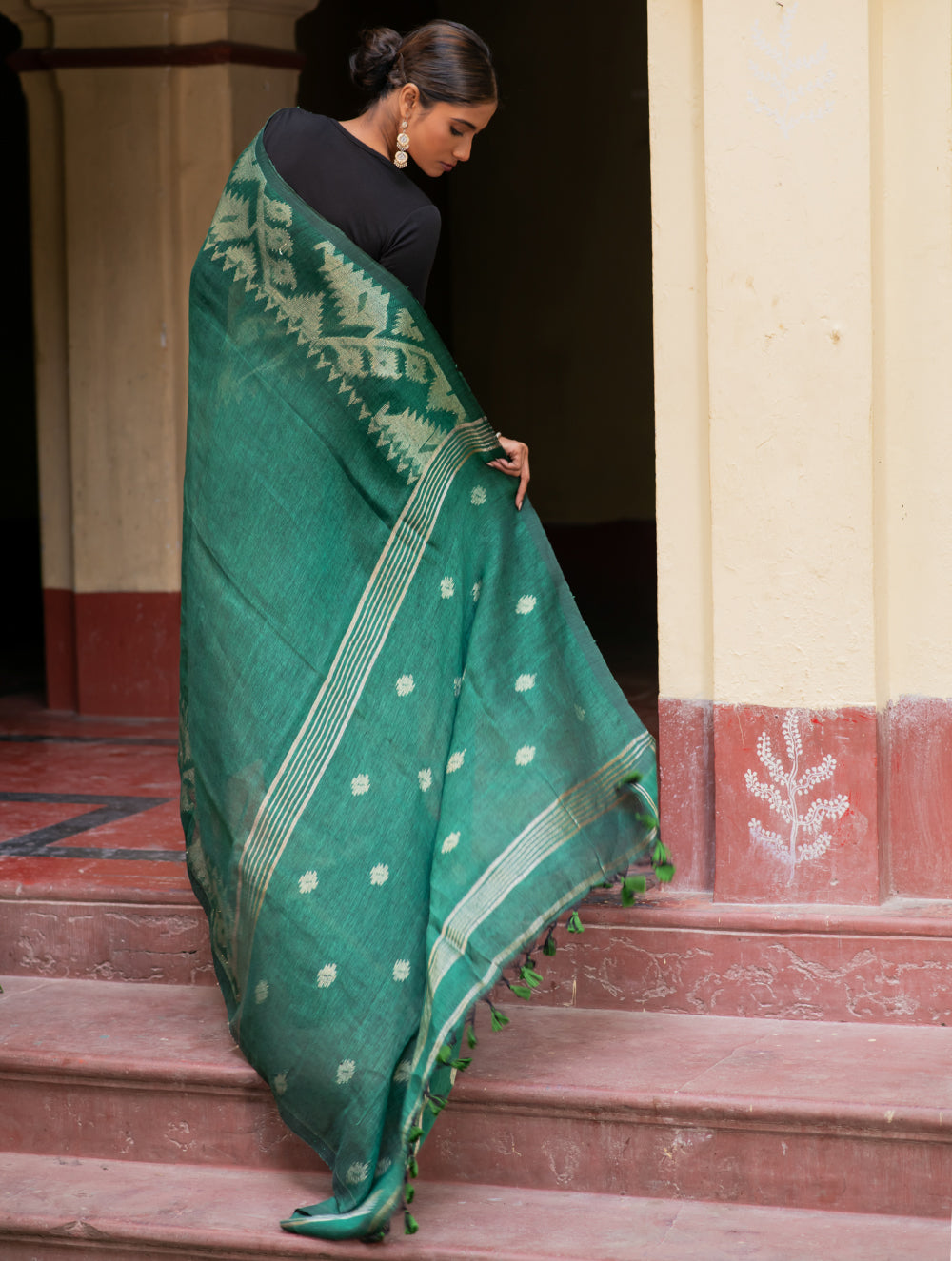 Load image into Gallery viewer, Handwoven Elegance. Exclusive Linen Jamdani Saree - Emerald Beauty