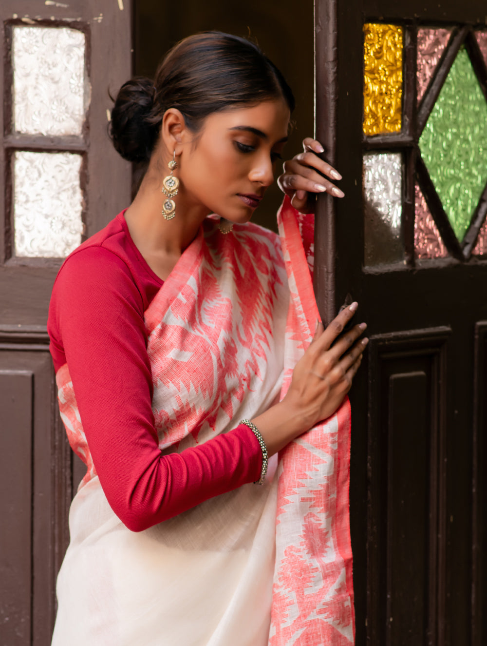 Handwoven Elegance. Exclusive Linen Jamdani Saree - Red & Cream
