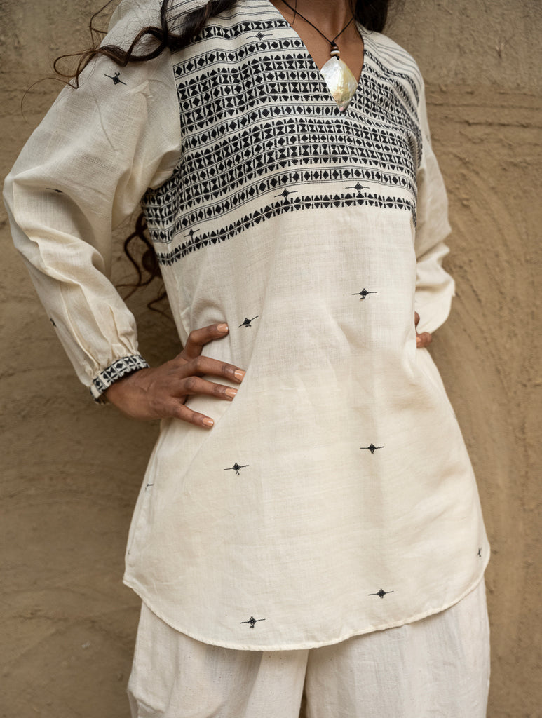 Handwoven Elegance. Kashida Pattu Soft Mul Top & Organic Kala Cotton Loose Pants (Set of 2)