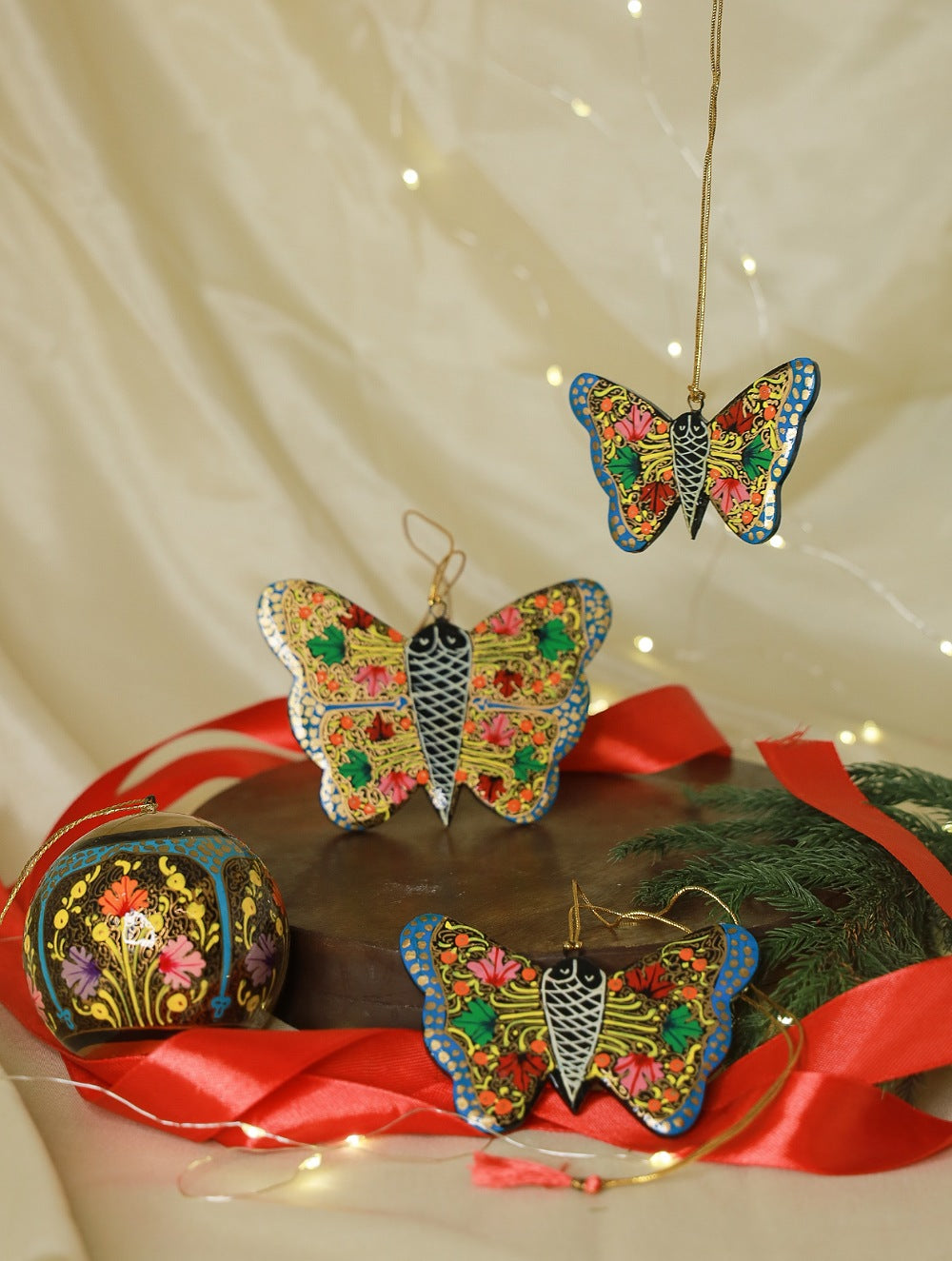 Load image into Gallery viewer, Kashmiri Art Xmas Decorations - Set of 4 (1 Bauble &amp; 3 Butterflies)