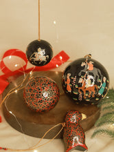 Load image into Gallery viewer, Kashmiri Art Xmas Decorations - Set of 4 (3 Baubles &amp; 1 Penguin)