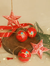 Load image into Gallery viewer, Kashmiri Art Xmas Decorations - Set of 5 (3 Baubles &amp; 2 Stars)