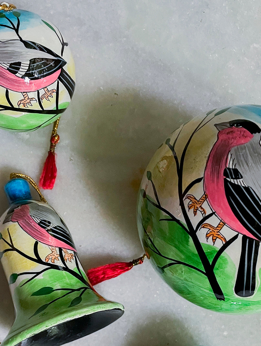 Load image into Gallery viewer, Kashmiri Art Xmas Decorations - Set of 5 (4 Baubles, 1 Bell)
