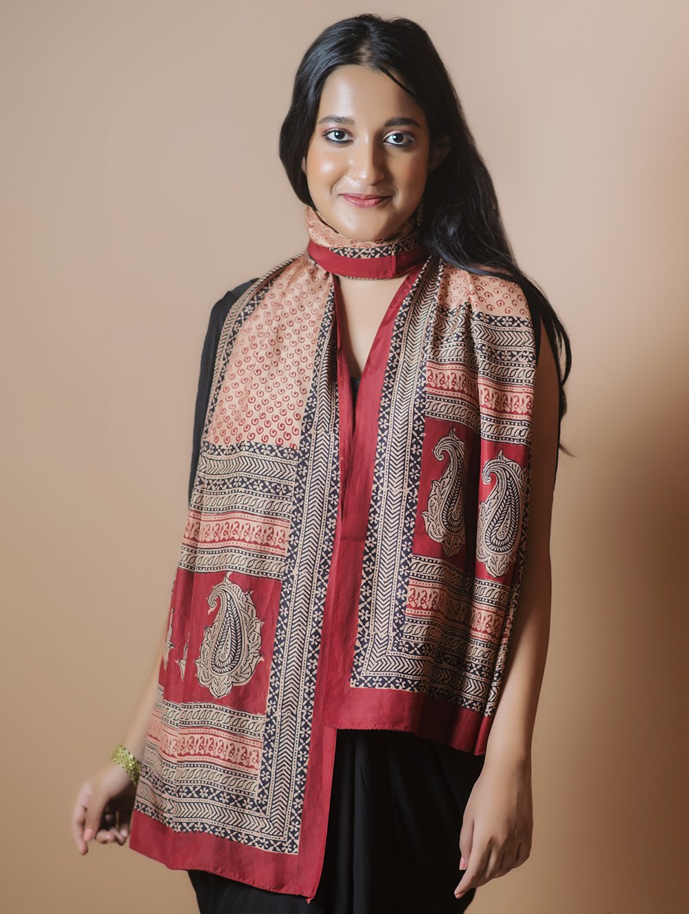 Load image into Gallery viewer, Pure Silk Bagh Printed Stole - Red Circle