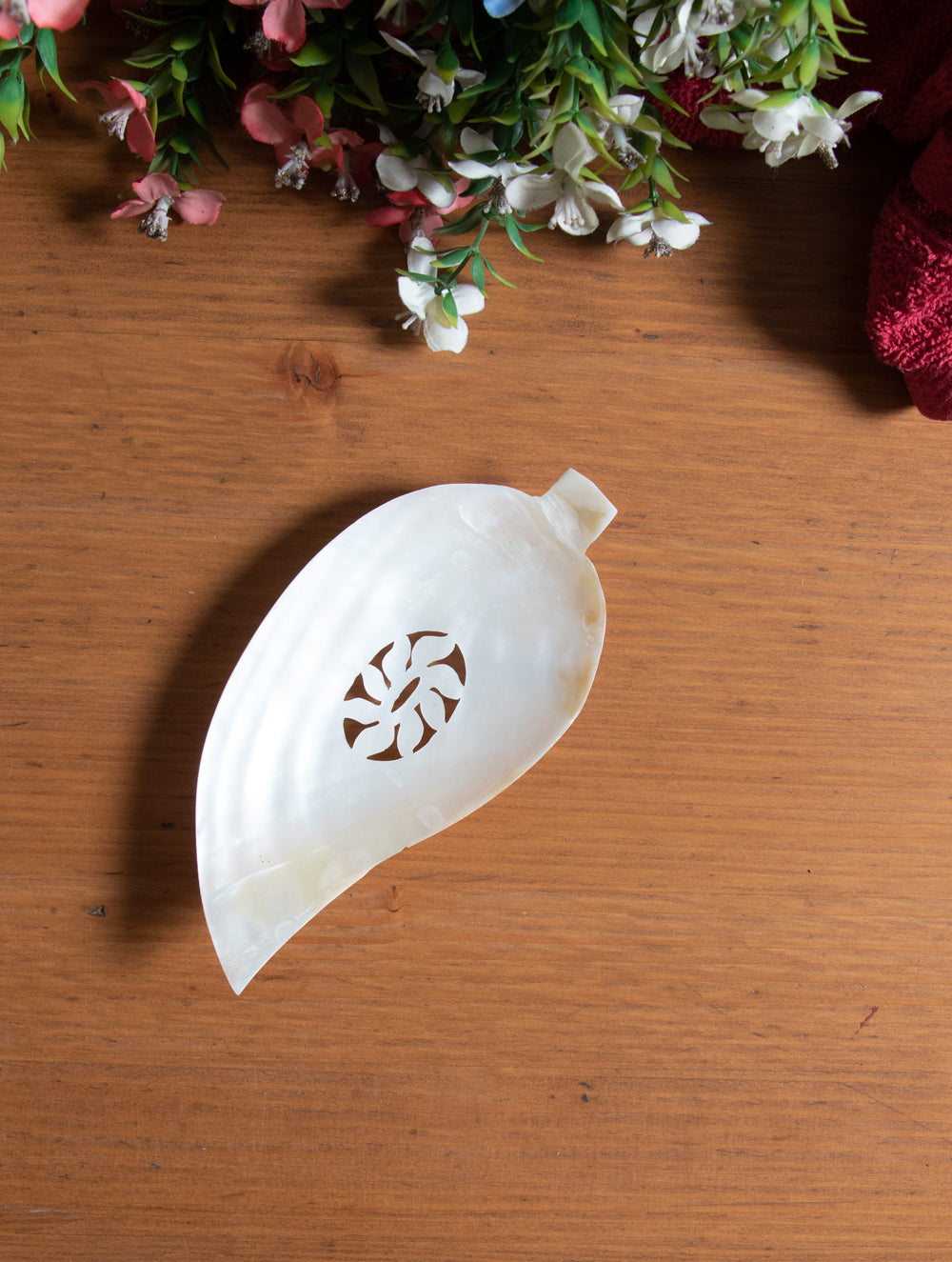 Load image into Gallery viewer, Shell Craft Soap Holder - Leaf - The India Craft House 