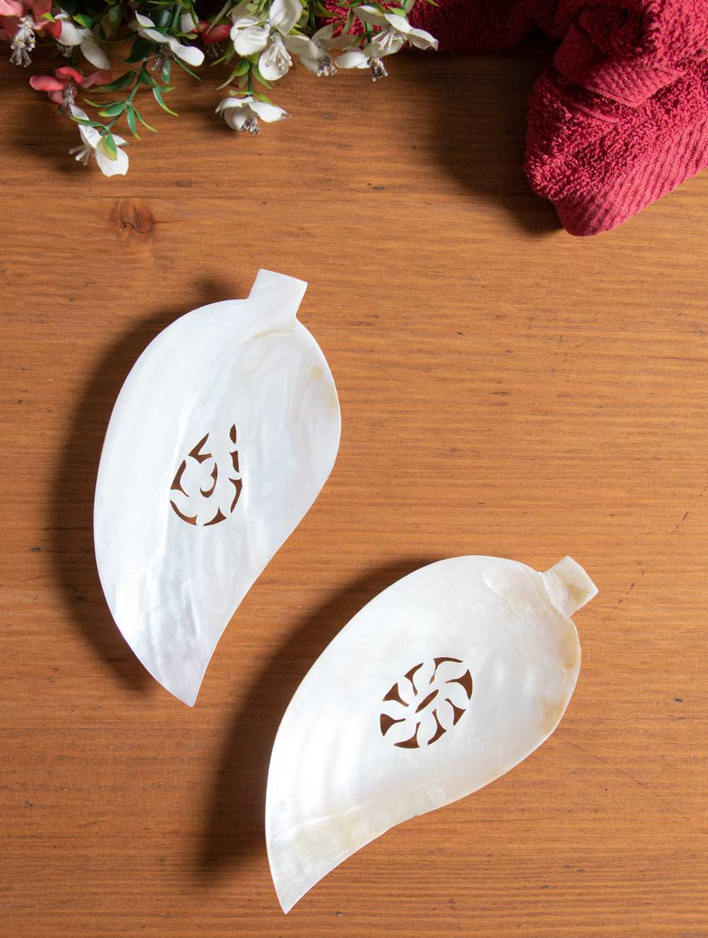 Load image into Gallery viewer, Shell Craft Soap Holder - Leaf (Set of 2) - The India Craft House 