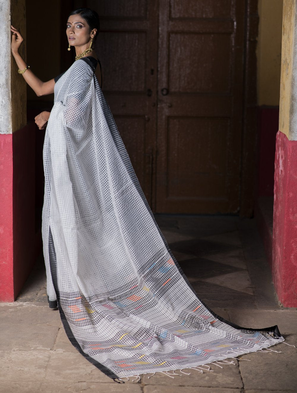 Load image into Gallery viewer, Soft &amp; Graceful. Pure Handwoven Resham Cotton Saree (With Blouse Piece) - White &amp; Black