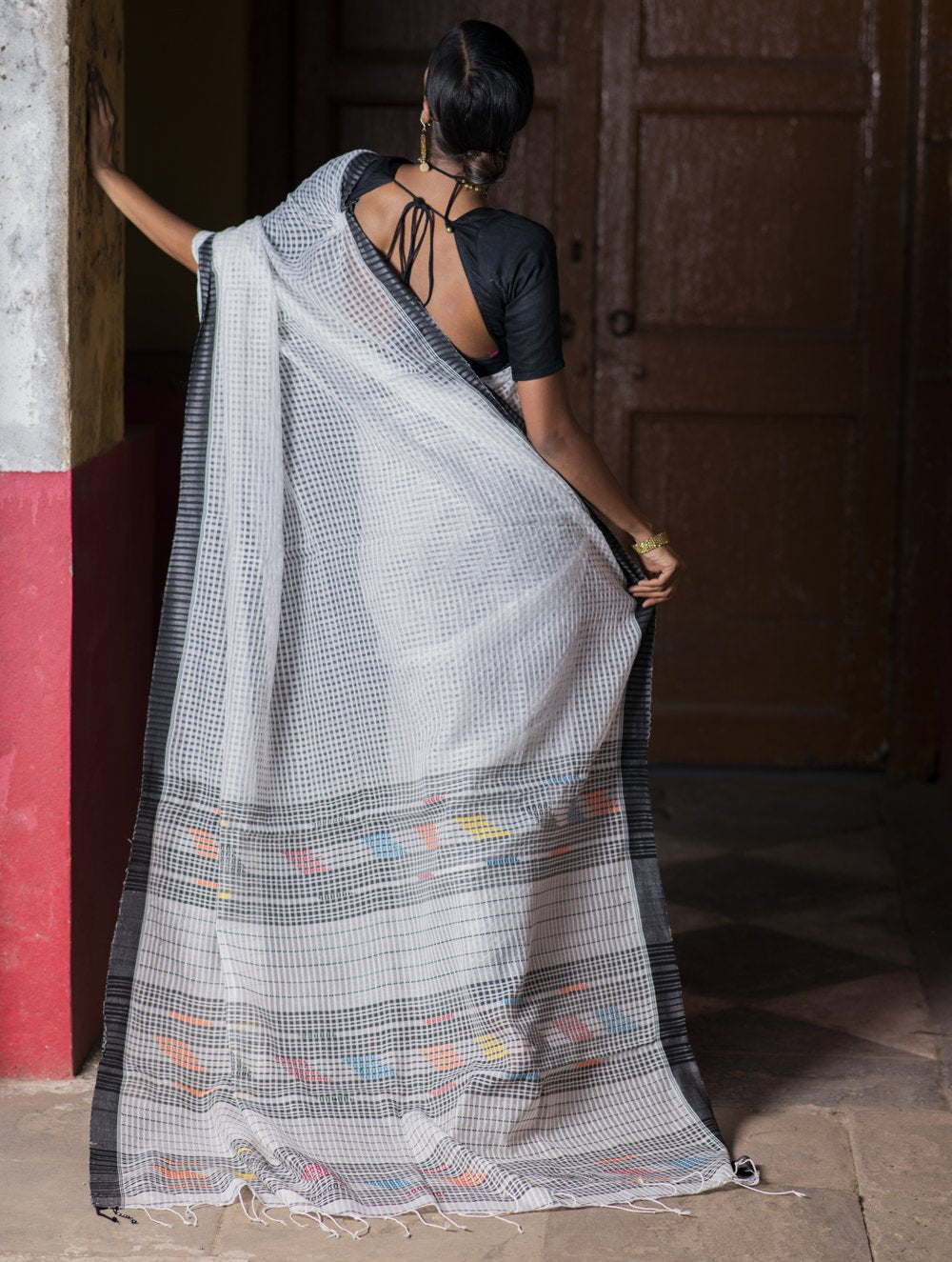 Load image into Gallery viewer, Soft &amp; Graceful. Pure Handwoven Resham Cotton Saree (With Blouse Piece) - White &amp; Black
