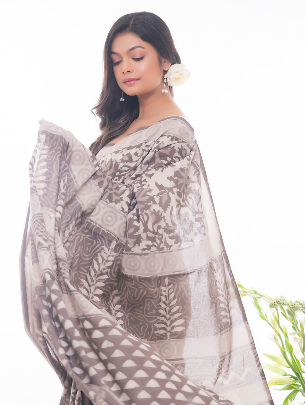 Load image into Gallery viewer, Summer Classics. Dabu Block Printed Cotton Saree - Dull White &amp; Brown Leaves