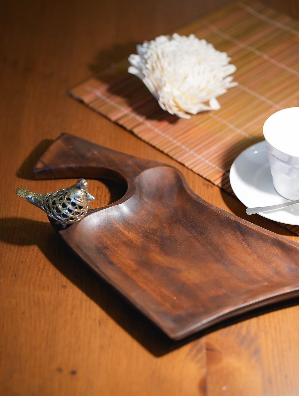 Load image into Gallery viewer, Wood &amp; Dhokra Craft Tray / Cheese Board With Dhokra Bird - Abstract