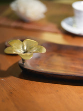 Load image into Gallery viewer, Wood &amp; Dhokra Craft Tray / Cheese Board With Dhokra Flower - Abstract