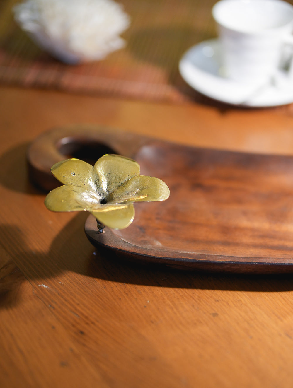 Load image into Gallery viewer, Wood &amp; Dhokra Craft Tray / Cheese Board With Dhokra Flower - Abstract